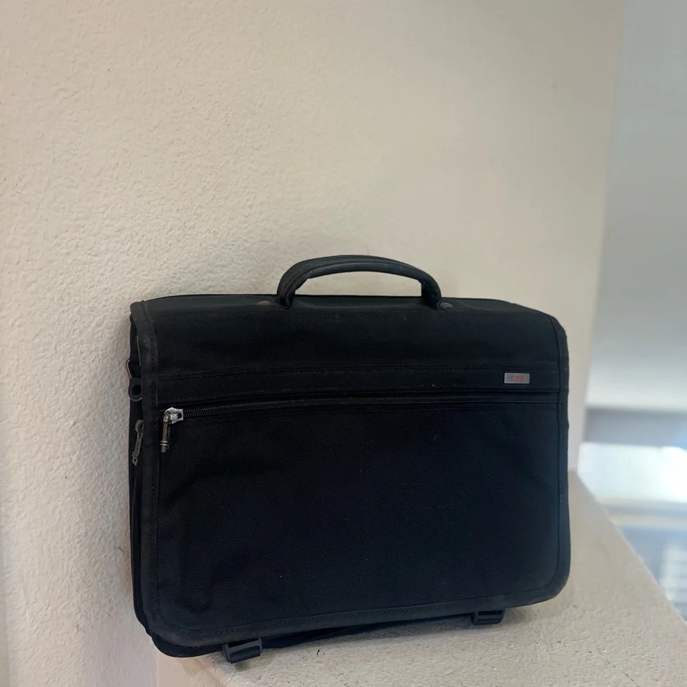 Tumi Black‎ 16”x12”x6” Expandable Laptop/Briefcase Shoulder/Crossbody Bag